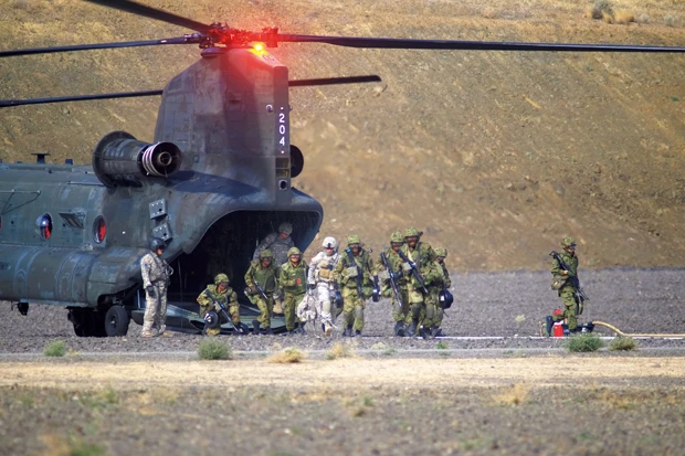 日米の歩兵部隊はCH―47ヘリを使ってヘリボーン降下し、戦車部隊のための偵察任務を素早く開始。20~30kgの重装備を背負いながら、最前線まで約6kmの距離を駆け足で展開した