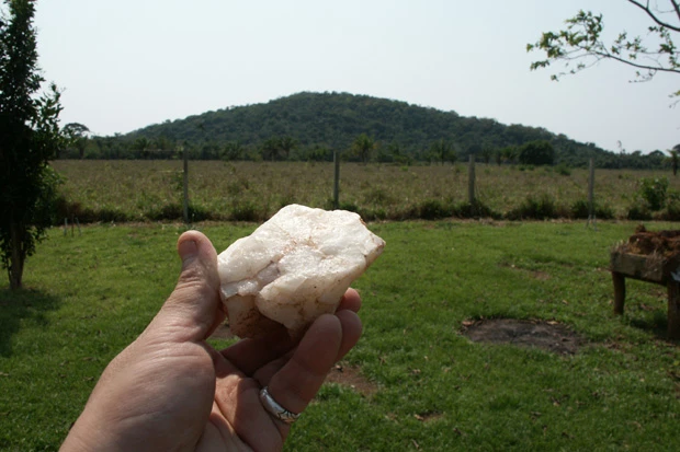  この山は至る所で石英（水晶）が見られる