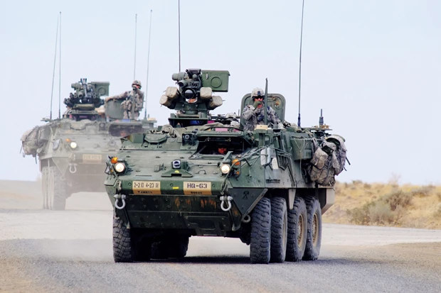 世界中に空輸され、迅速に部隊展開できる米軍のストライカー装甲車。今回の訓練では日本の10式戦車が掃討した後に米兵を乗せて駆けつけ、敵陣を完全に制圧する役割を果たす