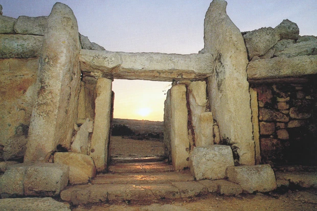  バウレス北方には「TT」形の巨大な石造遺跡があるという。イメージとしてはゴゾ島に残る神殿入り口（写真）のような形か？