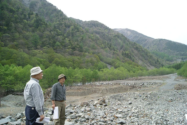 静岡県大井川上流部の燕(つばくろ)沢。この広大な場所で本流のすぐ脇に残土を積めるのか?