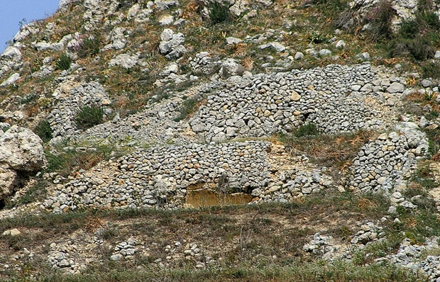 斜面には場所によって崩れかけた大昔の積み石の跡が残っている。