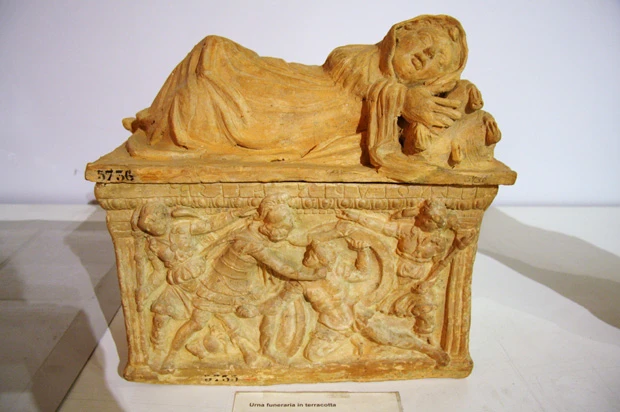 2500年前以後に造られたエトルリア人の石棺蓋の多くにも女性像(巫女?)が横たわり、共通した宗教思想が感じられる