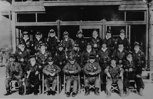 茨城県の百里原基地での正気隊隊員たちの記念写真。最後列右端が江名さん