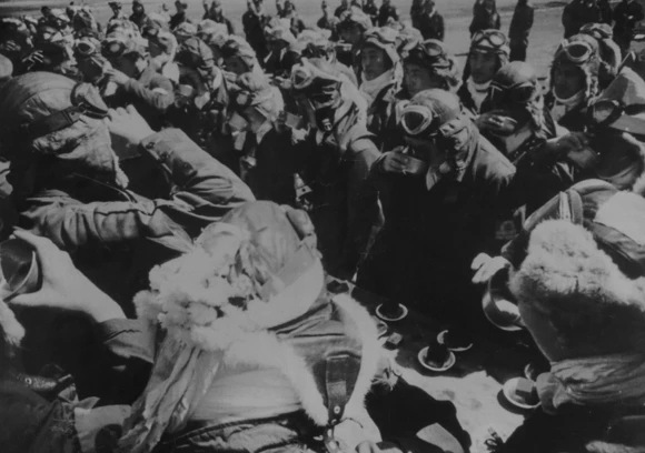 おなじみのシーンだ。「下戸の人はお水を飲んでいましたね」(江名)