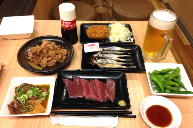 (右上から時計回りに)「生ビール」(310円*キャンペーン価格)、「枝豆」(150円)、「まぐろ刺身」(300 円)、「牛すじ煮込み」(350円)、「牛皿(並)」(250円)、「メンチカツ」(350円)、中央は「子持ちししゃも」(350円)。そのほか、「ホッピーセット」(400 円)、「角ハイボール」(350円)など、アルコール類も充実(*価格は店舗により異なる)