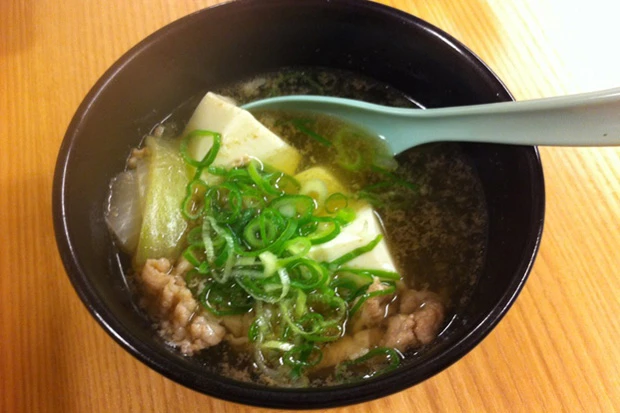 「牛すい」(350円)は大阪発祥の、いわば「肉うどんのうどん抜き」。シメにピッタリ