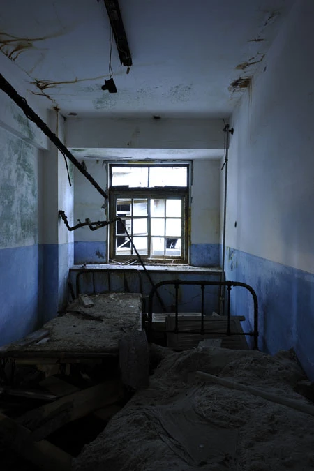 「端島鑛病院」西側にある病棟の鉄パイプ製ベッド