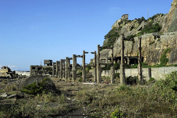 島の東側にある「鉱業所」には、選炭された石炭(製品炭)を船へ運ぶためのベルトコンベヤーの支柱が残されている