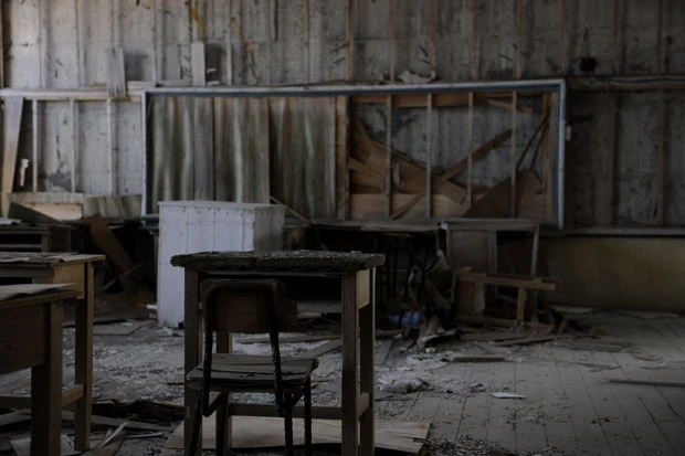 端島小中学校の教室に残されていた机と椅子