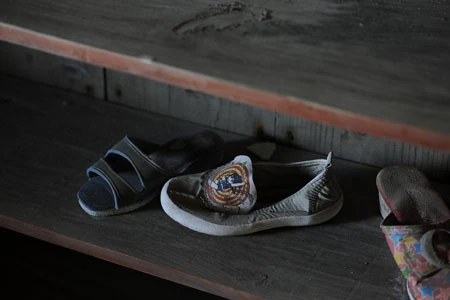 同棟には保育園もあり、最盛期には220人の子供がいたという。下駄箱には子供たちの靴やサンダルが残っていた