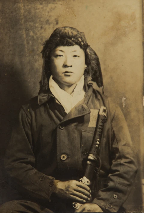 「航空機の操縦員ではないんですが、制服は一緒でマフラーも装着するんです」(若尾)