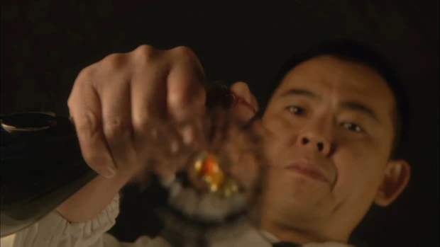 京都の料亭「祇園 川上」の主人が鍋のだしにしょうゆを加える。「だし目線」で撮影したユニークな映像だ (c)プロダクション・エイシア/NHK