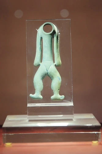 首の部分が丸く開いた、高さ約２５ｃｍの通称“宇宙服形青銅器”。同形のものが多数出土