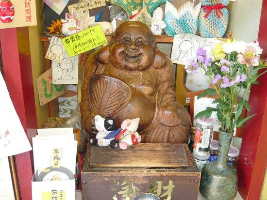 静岡県の「宝くじのマスミ」。布袋さまの頭やおなかを宝くじでなでていくのが習わしだ