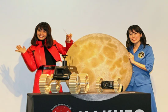 エヴァファンの加藤夏希は葛城(かつらぎ)ミサトのコスプレ姿で、宇宙飛行士の山崎直子らと発表会に登場