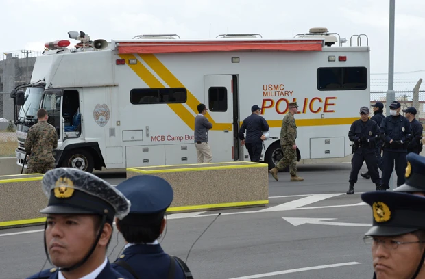 この朝、抗議の市民たちに対峙してきたいつもの県警機動隊員以外に、米軍の警察、米軍雇用警備員がゲート周辺に大勢待機していた。異例のことだった