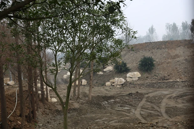 奥側が高さ数mの土塀。四川地方はたびたび大地震に見舞われているが、土塀の多くの部分は耐え抜いた。すげえ......