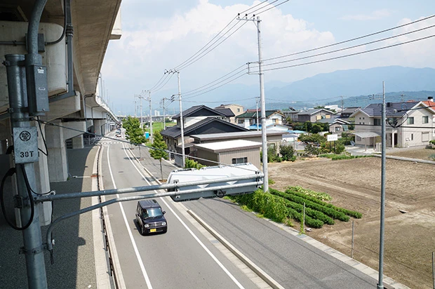 左が新山梨環状道路。リニアはこの右横数十メートルをしばらく平行に走る。立ち退きを免れる家屋でも、環状道路とリニアの高架の日陰で暮らすことになる
