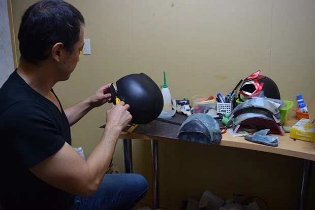 “秘密基地”であるトレーニングジムF2-ZONE(エフツーゾーン)内にある製作現場。マスクや武器もすべて手作り。