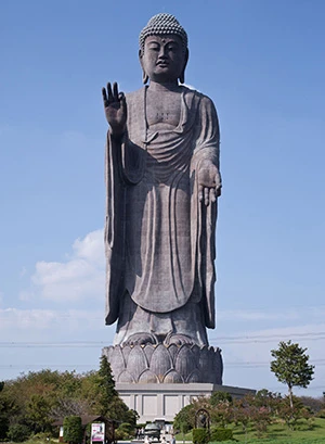 のどかな田園地帯に突如出現する「牛久大仏」。中にはエレベーターが設置され展望台に上ることができる