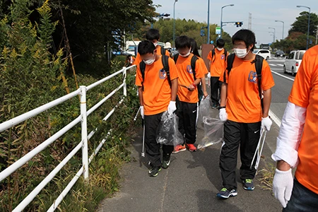 福島・国道6号線の清掃イベントには放射能汚染のリスクを何も聞かされていない地元の高校生も多数参加した