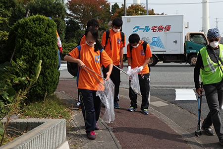 福島の国道6号線の清掃ボランティアには地元の高校生ら1400人が参加。だが、その清掃エリアには高線量のホットスポットが点在していた…