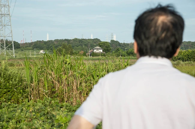 大熊町夫沢地区から約２．５ｋｍ先のフクイチを眺めながら、菅氏は事故発生２日目の体験を語り明かす