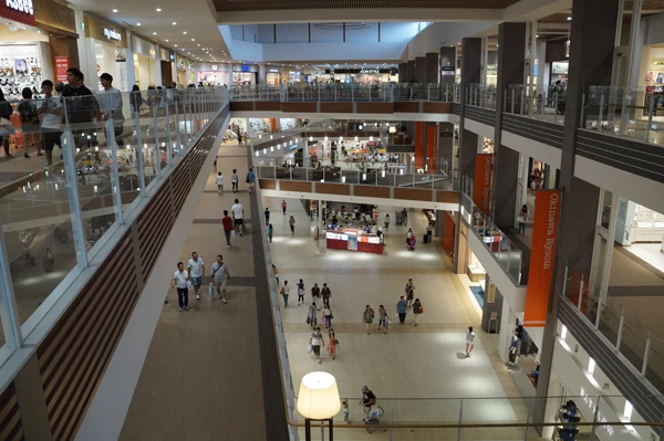 米軍の泡瀬ゴルフ場跡地に今年4月、大型ショッピングモールがオープン。だが、その敷地にある土壌は米軍からの返還後に鉛とフッ素で汚染されていたことが発覚している…