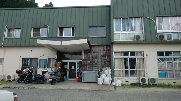 元作業員A氏は、この寮で他の作業員と共同生活をしていた。床の抜けそうな古い建物だったが、仕事が本格的に始まる前でも寮費は一日2500円しっかりと取られたという