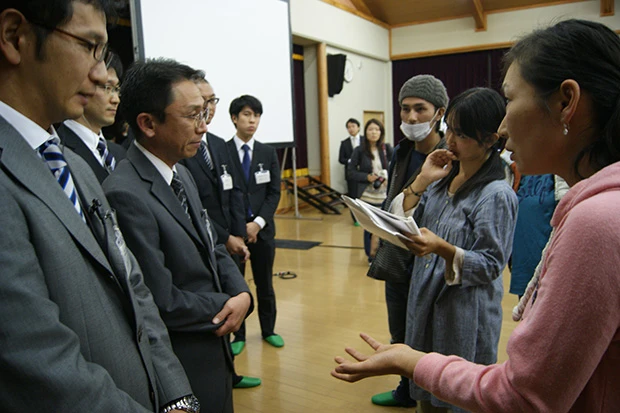 住民説明会では、ほぼすべての会場で、まだ質問の手が挙がっているのに閉会宣言がされた。納得できない住民が抗議に詰め寄ったが…(長野県大鹿村)