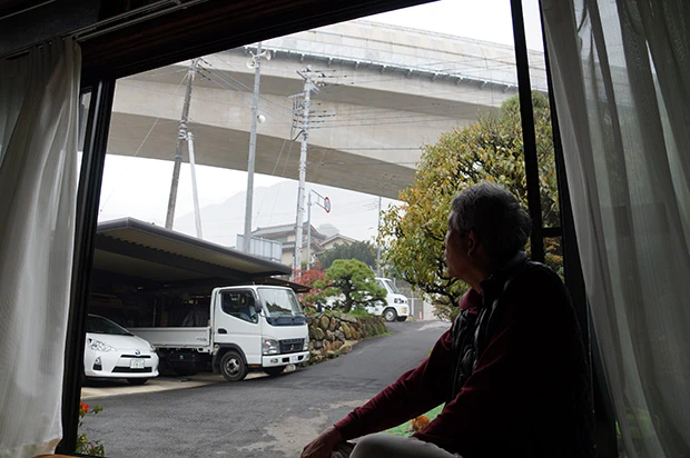 山梨県笛吹市。リニア実験線では、その高架のため、冬季はほとんどの日差しが遮られる。照明代などの補償も３０年間だけ。