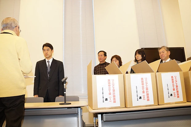 14年12月、ネットワークは国交省に5048通の異議申立書を提出した。右にあるのが申立書の詰まった段ボール