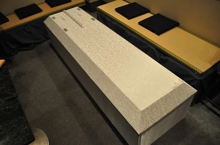 こちらの「坊主バー」では棺桶体験もできる