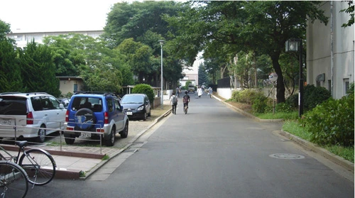 「遠近法の角度錯視」。道路に直角なものを当てて角度をはかってみると…