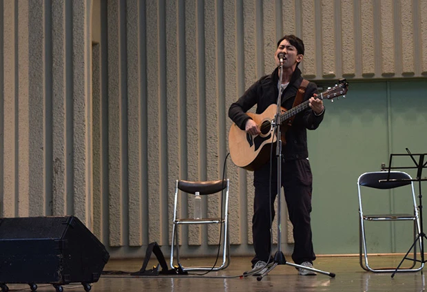 ライブで弾き語りをする若倉さん。自身の体験から作曲した『歌声』ほか数曲を披露。MCでも場面緘黙症について触れた