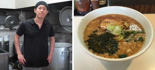 『らーめん ぐうたら』豚骨スープが自慢のラーメン店。学生にはライスと替え玉1個無料サービスが。写真は副店長の羽賀さん。東京都三鷹市大沢3-3-6 0422-30-0307