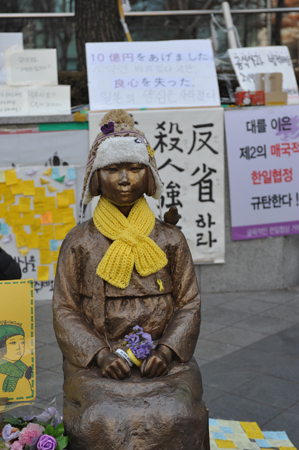 韓国・ソウルにある日本大使館前に建てられた、慰安婦を象徴する少女像