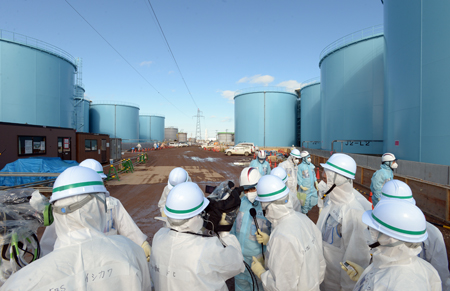 汚染水タンクの多さにため息をつく報道陣。東電は耐用年数がわずか5年というボルト締めのフランジタンクから溶接タンクへと交換作業をしているが、全部の取り換えにはまだまだ時間がかかる