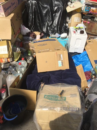 「顔写真は絶対NG、人権侵害だ!」とオジサンはかたくなに撮影を拒否。なのでちょっとわかりにくいが、写真は段ボールの中ですやすやと寝ているオジサン