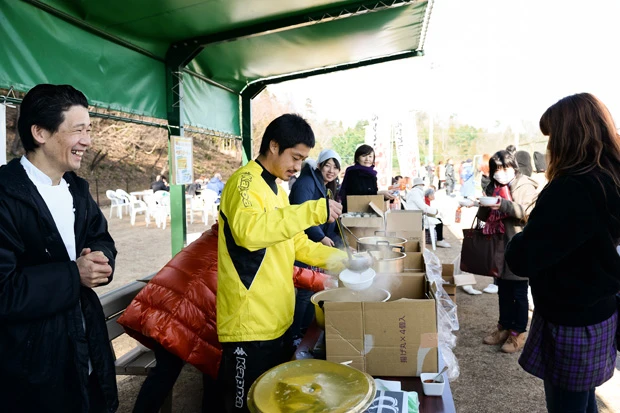  “サムライブルーの料理人”こと旧知の西芳照氏（左）も支援するひとり