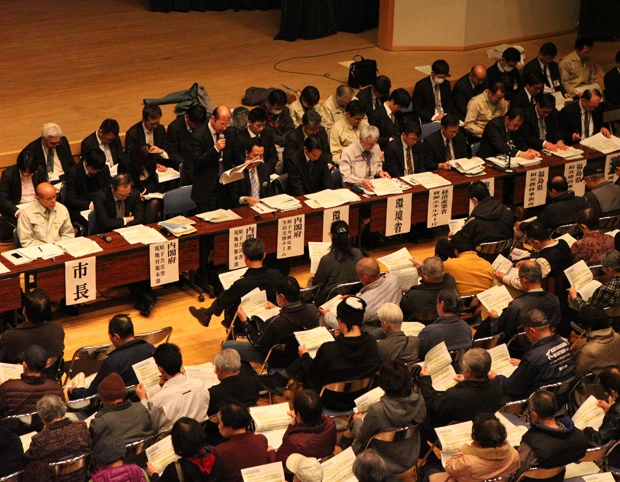 南相馬市小高区の避難指示解除に向けた住民説明会。除染が終わらなくても解除は進めるとの国の説明に、怒りを表す住民も。