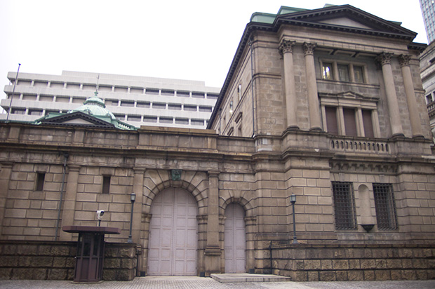 マイナス金利導入を決定すれば、日銀は「必要な場合、さらに金利の引き下げを行なう」と宣言した
