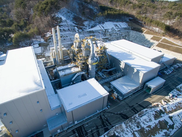 飯舘村蕨平の山地に出現した汚染物焼却減容化施設。処理能力は1日240t。当初は2019年までの使用期限付きで建設されたが、稼動期間はさらに2年延長される見通し。ここで燃やされた放射性廃棄物が再び大気中に拡散される…?