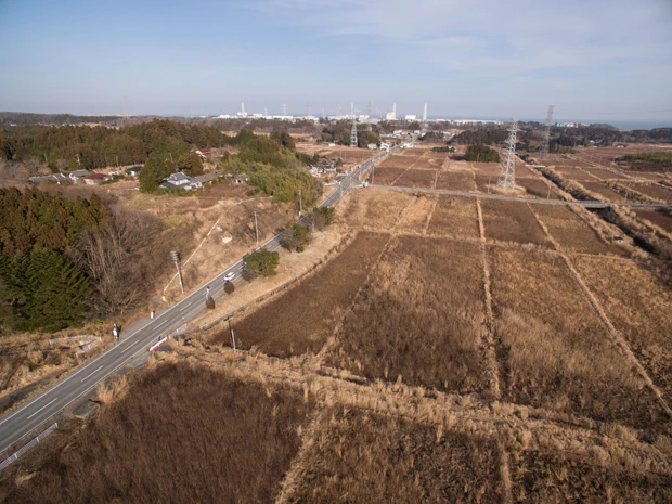 イチエフの西側1.5㎞地点は事故から5年がたっても予想どおりひどい汚染が続いていた。土の放射能を測定すると5千万Bq/㎡超という、放射線管理区域の1250倍もの高い数値を記録。空間線量は毎時30 μSv近く、地表は振り切れて測定不能だった