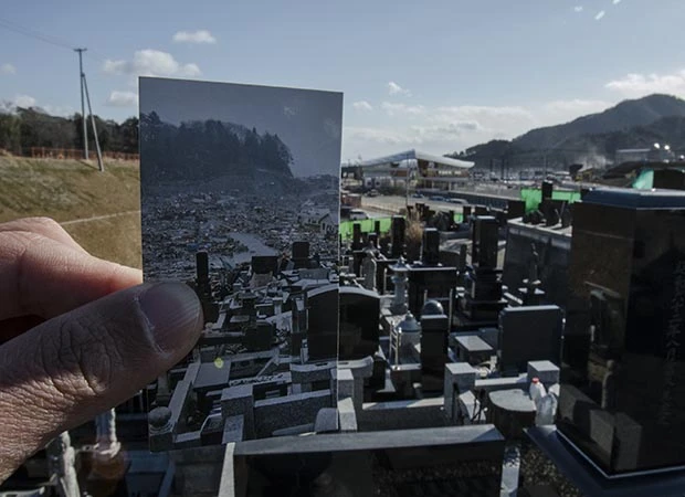 宮城県牡鹿郡女川町、墓地から駅前を臨む。2016年1月11日撮影(手持ち写真は2011年3月16日撮影)