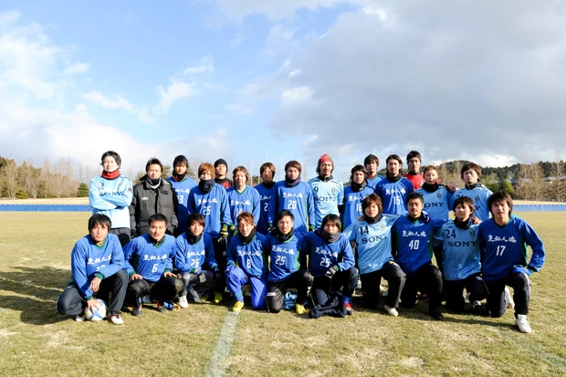  小笠原の他、柴崎岳（鹿島）、今野泰幸（ガンバ大阪）ら東北６県出身の現役Ｊリーガー有志によって発足した「東北人魂」。写真は２０１２年、ソニー仙台（ＪＦＬ）の選手たちと