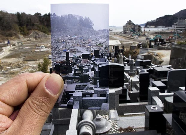 宮城県牡鹿郡女川町、墓地から駅前を臨む。２０１２年３月７日撮影（手持ち写真は２０１１年３月１６日撮影）