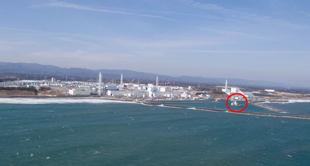 高度150mからドローンで撮ったイチエフ全体像。港湾中央に新設された作業スペース(○部分)は一辺数十m規模で、埋め立てて造られたものだろうが、なんの作業を行なうためかは不明。空中から見ると、原子炉と海面の高低差がないことがよくわかる。津波被害が避けられないのも当然だ