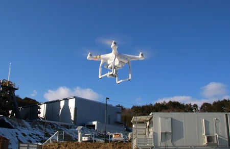 イチエフの事故処理の現状を空からのぞこうと、陸・海両側から高度約150mまでドローンを飛ばした